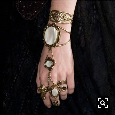 Yennefer Of Vengerberg, Catty Noir, Estilo Hippie, Court Of Thorns And Roses, Fantasy Jewelry, Dragon Age, Fantasy Fashion, Jewelry Inspo, Jewelry Inspiration