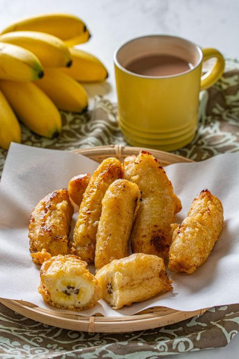 Pisang Goreng are a popular Southeast-Asian street snack. Bananas are deep fried till golden brown; crispy on the outside, sweet and creamy on the inside. Banana Cue, Deep Fried Bananas, Street Food Design, Thai Snacks, Hotel Menu, Asian Sweets, Banana Fritters, Food Pic, Fried Bananas