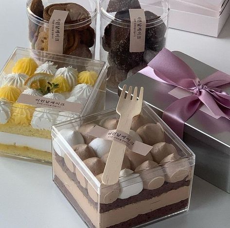 Dessert Boxes Packaging, Bake Sale Packaging, Kue Macaroon, Cube Cake, Food Business Ideas, Dessert Packaging, Bakery Packaging, Dessert Boxes, Cake Packaging