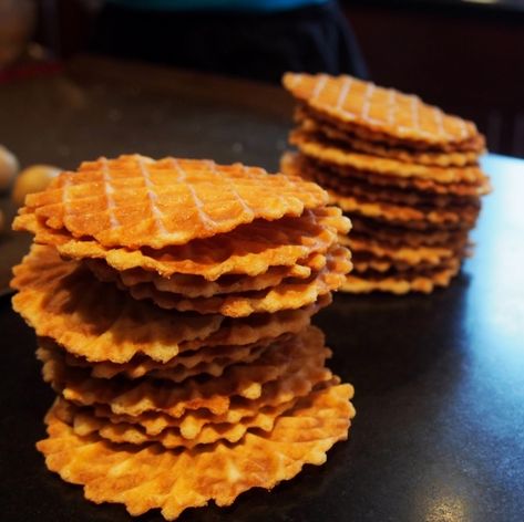 Pizzelle Cookies, Pizzelle Recipe, Crispy Chocolate Chip Cookies, Belgian Food, Dutch Food, Best Cookies Ever, Waffle Cookies, Snack Plates, Soft Chocolate Chip Cookies