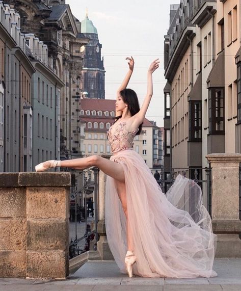 Jia Sun of the Semperoper Ballett's Corps de Ballet wearing her Freed of London Pointe Shoes in this lovely shot taken in Dresden, German - Photo by Marek Wojciak Ballet Photography Poses, Ballerina Photography, Ballerina Poses, Ballet Wear, Ballet Dance Photography, Dance Photo Shoot, Dance Picture Poses, Ballerina Project, Ballet Pictures