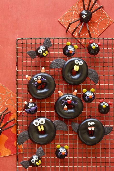 Black Cat, Bat, Spider, and Mice Doughnutswomansday Buffet Halloween, Halloween Dessert Table, Menu Halloween, Easy Halloween Party Food, Spooky Halloween Desserts, Easy Halloween Snacks, Halloween Snacks For Kids, Dessert Halloween, Postres Halloween