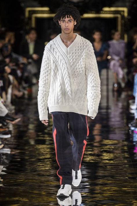 Stella McCartney autumn/winter 2018 Men's V Neck Sweaters, Knitwear Details, Mens Fashion 2018, Knitwear Inspiration, Mens Fashion Sweaters, Vogue Men, Madame Figaro, Designer Knitwear, Knit Men