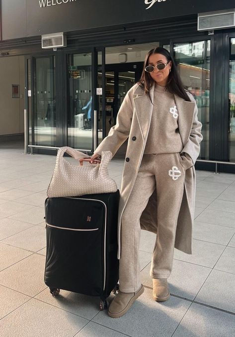 Winter Airport Outfit Travel Style, Travel Outfit Fall Airport Style, Cold Weather Travel Outfit, Airport Aesthetic Outfit, Winter Airport Outfit, Fall Airport Outfit, Airport Outfit Classy, Travel Outfit Fall, Plus Size Airport Outfit