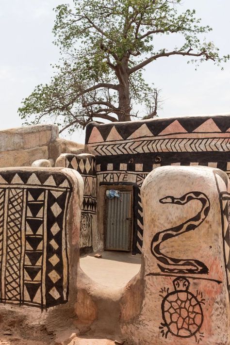 Vernacular architecture of Tiébélé, #BurkinaFaso.... Primitive Houses, Architecture Cool, African Interior Design, Interior Murals, African House, African Interior, Mud House, Traditional Houses, Vernacular Architecture