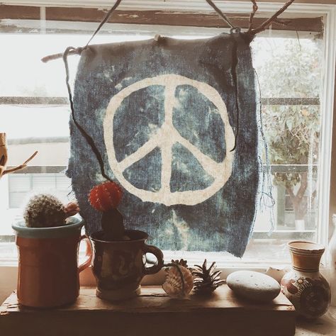 Peace Flag, Hippie Trippy, Peace Sign Art, Hand Tattoos For Girls, Harry Styles Poster, Hippie Culture, Whimsical Home, Hippie Peace, Peace Art