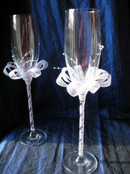 El brindis en tu boda   Como decorar copas para boda,a continuación veras mas de 17  hermosos diseños que te ayudaran a tomar ideas para de... Wine Glass Decor, Toasting Flutes Wedding, Wedding Wine Glasses, Wedding Champagne Glasses, Decorated Wine Glasses, Tafel Decor, Wedding Flutes, Glitter Wine, Wedding Glasses