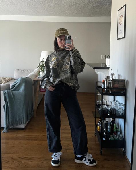 april outfits • • • • #dailyoutfitinspo #outfitideas #springoutfits #outfitoftheday #sustainablefashion #ootd Camo Sweatshirt Outfit, Yankees Hat Outfit, April Outfits, Baseball Hat Outfit, Mom Fits, Black Baggy Jeans, Casual Spring Outfit, Yankees Hat, Camo Sweatshirt