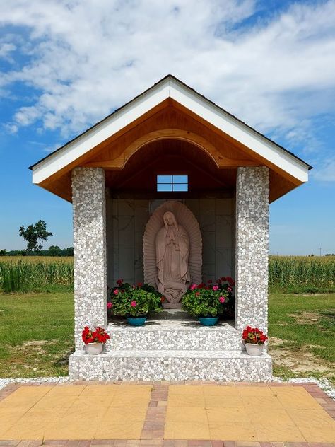 Grotto Design Ideas, Outdoor Shrine, House Pillar Design, Marian Garden, Grotto Design, Home Altar Catholic, Hacienda Homes, Houses In Mexico, Prayer Garden