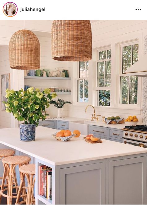 Model Dapur, Cottage Style Kitchen, Charming Farmhouse, Gray Cabinets, Interior Design Per La Casa, Pretty Kitchen, Interior Vintage, Design Blogs, Kitchen Inspo