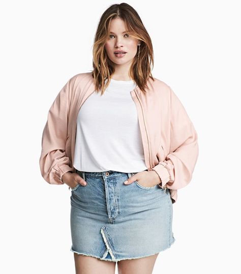 9 Style Tricks NYC Girls Always Do (That You Should Try) via @WhoWhatWear Style Tricks, Outfits New York, Nyc Girl, Only Girl, Plus Size Skirts, Powder Pink, Who What Wear, Online Fashion, Stylish Outfits