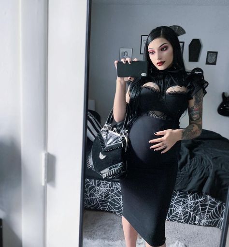 Pregnant Goth Style, Gothic Maternity Clothes, Pregnant Goth Outfits, Goth Maternity Clothes, Alt Pregnancy Outfits, Grunge Maternity Outfits, Alt Maternity Outfits, Goth Maternity Outfits, Goth Pregnancy Outfits