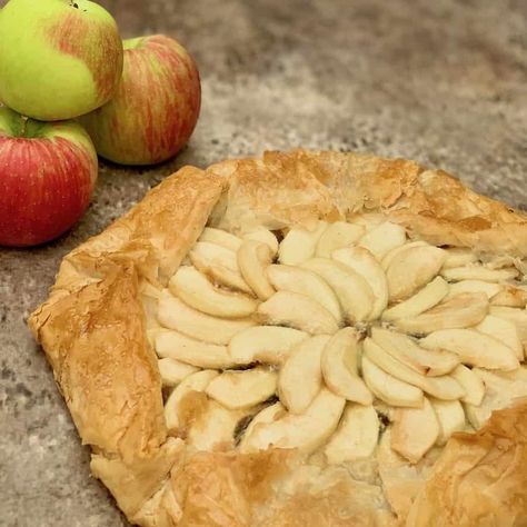 This simple tart, loaded with rich apple flavor, is encased in a crisp, buttery crust. An Apple Galette in Phyllo Dough is an elegant dessert that's sure to impress! Dough Dessert Recipes, Rustic Tart, Rustic Apple Tart, Phyllo Dough Recipes, Phyllo Recipes, Best Apples For Baking, Baking Pies, Apple Tart Recipe, Apple Galette