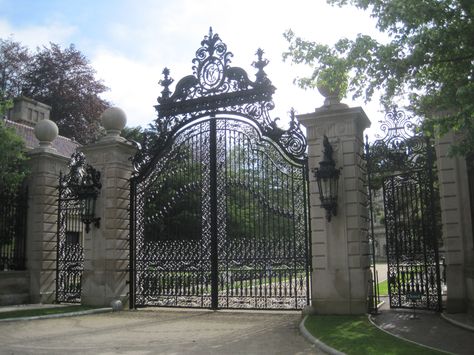 Entrance gate to the Breakers Mansion Breakers Mansion, Salvatore Boarding House, Dark Mansion, Gothic Manor, Vintage Mansion, Mansion Aesthetic, Old Money House, Big Mansions, Entrance Gate