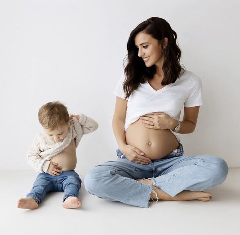 Diy Maternity Photos, Home Maternity Photography, Studio Maternity Shoot, Maternity Studio Photoshoot, Family Maternity Pictures, Lucy Mecklenburgh, Boho Mother, Studio Maternity Photos, Maternity Photography Poses Outdoors