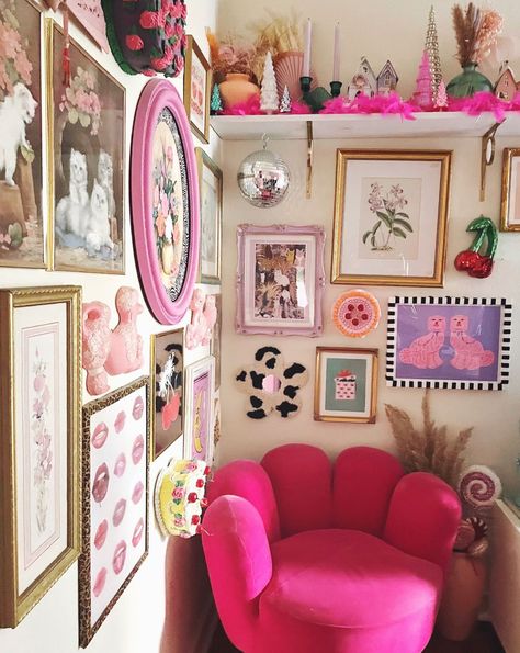 Y2k Maximalist Decor, Kitschy Decor Living Room, Colorful Eclectic Decor Bedroom, Maximalist Girly Decor, Girly Eclectic Decor, Girly Decor Apartment, Pastel Eclectic Decor Bedroom, Girly Interior Design, Room Corner Decor