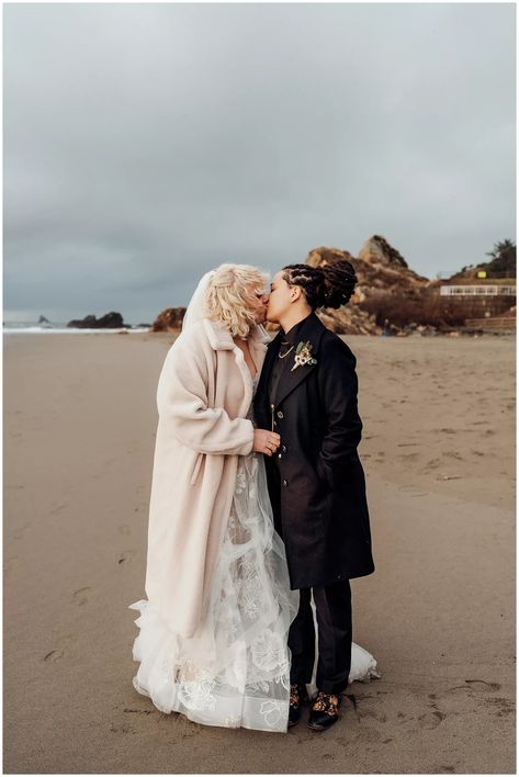 Small Ceremony Ideas, Photo On The Beach, Nature Elopement, Gay Wedding Ideas, Knight Photography, Marriage Inspiration, Beach Winter, Kiss Wedding, Lesbian Weddings