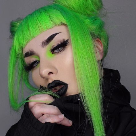 Luna on Instagram: “What do you want for Christmas? #neon #neongreen #cyberpunk #cybergoth #coloredhair #darkwear #dark #darkfashion #cyberpunk2077 #goth…” Level 10 Blonde, Black And Green Hair, Neon Hair Color, Neon Green Hair, Black Lights, Creative Hair Color, Neon Hair, Dyed Hair Inspiration, Bright Hair