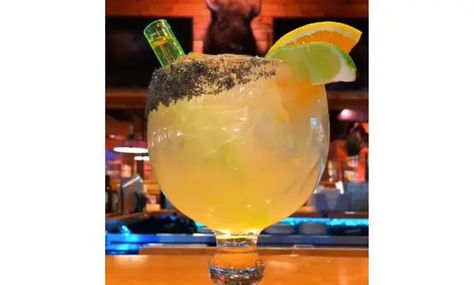 Texas Roadhouse Legendary Margarita Recipe - Drinks & Foods Texas Margarita Recipe On The Rocks, Texas Roadhouse Margarita Recipe, House Margarita Recipe, Texas Margarita Recipe, Texas Roadhouse Recipes, Patron Silver Tequila, Margarita Mix, Classic Margarita, Texas Roadhouse