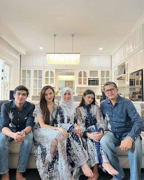 Tips Mengatasi Kesalahan Umum dalam Memilih OOTD Lebaran Eid Family Outfit, Inspirasi Outfit Lebaran, Eid Family, Eid Fits, Lebaran Outfit, Mix And Match Outfits Hijab, Ootd Lebaran, Dress Lebaran, Eid Outfit Ideas