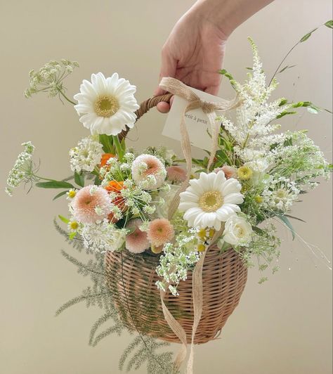 Wicker Basket Centerpiece Ideas, Wicker Basket Flower Arrangements, Basket Bouquet, Flowers In Basket, Whimsy Flowers, Wildflower Wedding Theme, Basket Flower Arrangements, Basket Flowers, Flower Shop Design