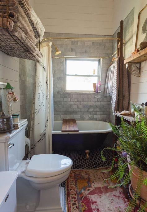 9 Real Bathrooms That Expertly Tackle a Lack of Storage | Apartment Therapy Bohemian Style Bathroom, Bohemian Farmhouse Decor, Interior Boho, Bohemian Bathroom, Bungalow Homes, Bad Inspiration, Boho Bathroom, Bohol, Bath Room