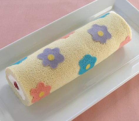 Swiss Roll With Design, Cute Swiss Roll Cake, Rolled Sponge Cake Recipe, Roll Cake Design Ideas, Rolled Cake Design, Cake Roll Design Ideas, Spring Roll Cake, Cute Roll Cake, Designed Sponge Cake