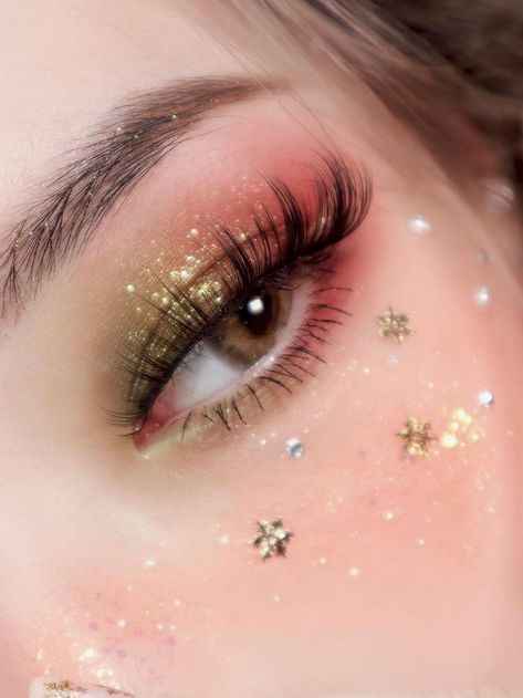 subtle glitter red and green eyeshadow with gold snowflakes New Year’s Eve Eye Makeup, Christmas Makeup Ideas Simple, Winter Eyeshadow Looks, Christmas Eyeshadow Looks, Holiday Eye Makeup, Festival Eye Makeup, Christmas Makeup Simple, Face Makeup Tutorial Video, Festive Makeup