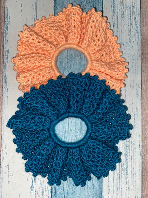 Paso a paso para hacer tu scrunchie a crochet. Giant Crochet Scrunchie, Coles A Crochet, Scrunchies A Crochet, Winter Scarf Crochet Pattern, Scrubby Yarn Crochet, Scrunchies Crochet, Diy Hair Accessories Tutorial, Hair Ties Tutorial, Hair Accessories Tutorial