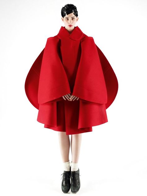 Comme des Garcons AW12 Mode Editorials, Sculptural Fashion, Red Cape, 3d Fashion, Rei Kawakubo, Vogue Japan, Red Coat, Mode Inspo, Fashion Story