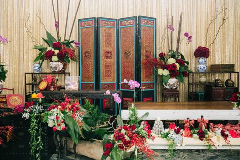 Sangjit Decoration, Chinese Engagement, Asian Wedding Decor, Chinese Wedding Decor, Bridal Backdrops, Chinese Background, Chinese Heritage, Chinese Decor, Restaurant Wedding