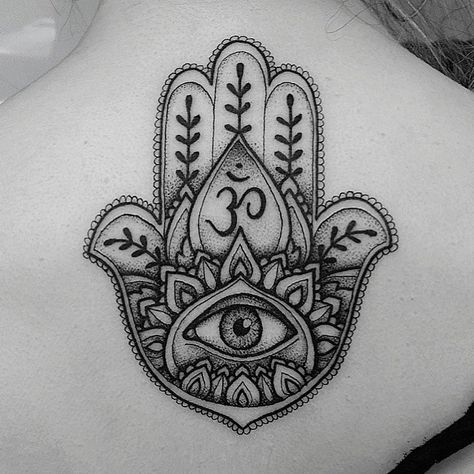 Mano Hamsa, Ojo y Símbolo Om - Tatuajes para Mujeres. Encuentra esta muchas ideas mas de Tattoos. Miles de imágenes y fotos día a día. Seguinos en Facebook.com/TatuajesParaMujeres! Hasma Tattoo, Mandala Arm Tattoo, Hamsa Tattoo Design, Hamsa Hand Tattoo, 16 Tattoo, Yoga Tattoos, Hamsa Tattoo, Muster Tattoos, Spiritual Tattoos