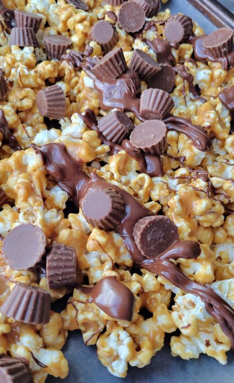 Reese's Peanut Butter Cup Popcorn - Love to be in the Kitchen Reese’s Popcorn, Reese Popcorn, Reeses Popcorn, Flavored Popcorn Recipes, Popcorn Recipes Sweet, Popcorn Recipes Easy, Peanut Butter Popcorn, Reese's Peanut Butter Cup, Healthy Popcorn