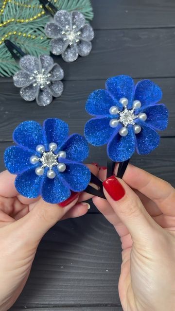 Viktoriia Kazaku - Viki Studio DIY 🇺🇦🇨🇦 on Instagram: "WoW! 🤩 It’s beautiful! Very EASY Glitter flowers! Tutorial #craft #reels #foryou #tutorial #flowers #vikistudiodiy #craftideas" Glitter Paper Flowers, Diy Hair Accessories Tutorial, Flower Decoration Ideas, Glitter Paper Crafts, Hair Bows Diy Ribbon, Hair Accessories Tutorial, Foam Sheet Crafts, Diy Hair Accessories Ribbon, Making Fabric Flowers