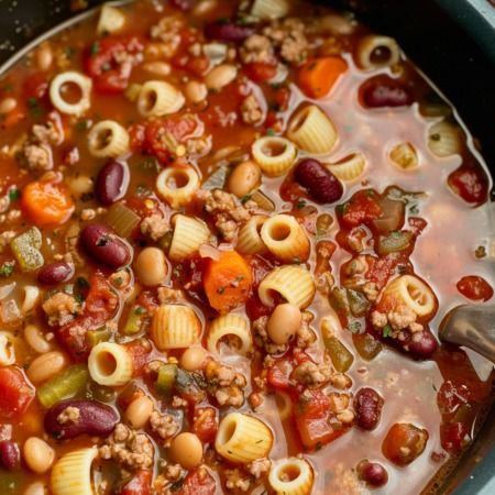 Slow Cooker Pasta e Fagioli Soup Pasta Fagioli Crockpot, Vegetarian Potato Soup, Slow Cooker Soup Recipes Easy, Potato Soup Chicken, Ground Beef Soup Recipes, Soup Recipes With Ground Beef, Pasta Fagioli Soup Recipe, Ground Beef Soup, Pasta Fagioli Recipe