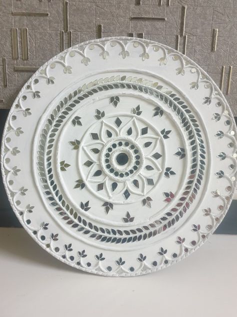 White Lippan Art Circle, Small Lippan Art Circle, Lippan Art Clock Design, White Lippan Art, Lipin Art, White Rangoli, Motif Painting, Lippon Art, Bottle Art Projects