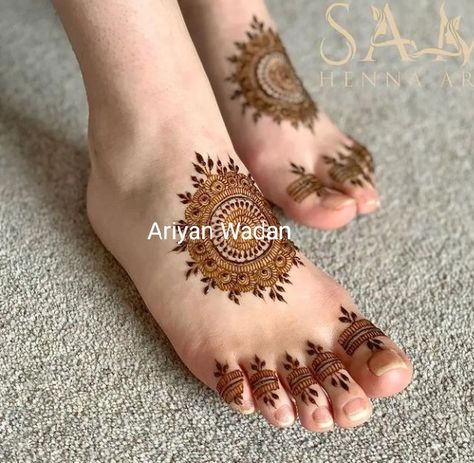 Minimal Foot Mehendi Design, Foot Mehendi Design, Islamic Whatsapp Dp, Foot Henna, New Mehndi Designs, Mehndi Designs For Fingers, Mehendi Design, Whatsapp Dp, Mehandi Designs