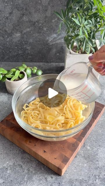 @eatinghealthytoday on Instagram: "Three ingredient fettuccine alfredo ✨
(via: @maxiskitchen)

Ingredients:
▪️8 oz. Fettuccine
▪️4 Tbsp Butter
▪️3 oz. Freshly Grated Parmesan (2 cups freshly finely grated)
▪️Kosher Salt
▪️Reserved Pasta Water

Directions:
1️⃣ Bring a large pot of generously salted water to a boil.
2️⃣ Slice the butter into chunks and place them in a large bowl.
3️⃣ Boil the fettuccine according to package directions until al dente. A couple mins before the pasta is done, reserve 1 cup of pasta water and let it cool slightly while the pasta finishes cooking. 
4️⃣ Drain the hot pasta and place it in the bowl with the butter. Add ~1/4 cup pasta water and mix with a large spoon for ~30 seconds until the butter begins to melt and coat the noodles.
5️⃣ Add the grated parmesan al Butter Parmesan Pasta, Parmesan Fettuccine, Bean Pasta Recipes, Beans Recipes, Pasta Water, Parmesan Pasta, Pasta Pasta, Fettuccine Alfredo, Fun Recipes