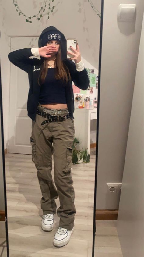 Cargo Pants With Belt Outfit, Eminem Concert Outfit, Eminem Outfits Girl, Eminem Outfits Inspiration, Eminem Style Girl, Eminem Concert, Eminem Girls, Eminem Style, Cargo Pants Outfits