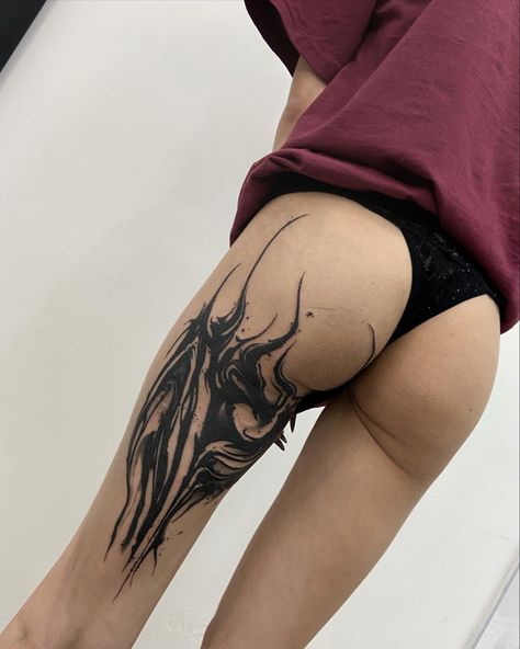 Hip To Hip Tattoos Women, Large Calf Tattoos For Women, Blackwork Hip Tattoo, Dark Hip Tattoo, Thick Black Tattoo, Dark Thigh Tattoo, Goth Stomach Tattoos, Gothic Thigh Tattoo, Hamstring Tattoo Women