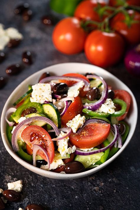 Classic Greek Salad, Fresh Salad, Food Favorites, Recipe Community, Healthy Salad, Frugal Meals, Greek Salad, Healthy Diet Plans, Top Recipes