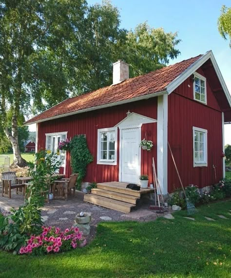 Swedish Summer House, Swedish Farmhouse, Life Manifestation, Swedish Cottage, Sweden House, Red Houses, Red Farmhouse, Nordic House, Red Cottage