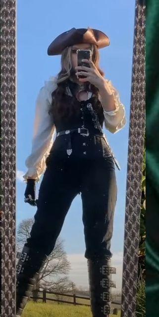 Pirate Core, Ren Faire Outfits, Halloween Parejas, Girl Pirates, Pirate Cosplay, Female Pirate Costume, Pirate Halloween Costumes, Pirate Outfit, Fair Outfits