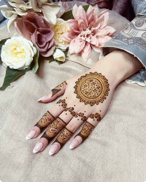 Best 10+ Karwa Chauth Mehndi Design 1 Figer Mehandi Design, Round Henna, Karwa Chauth Mehndi, Karva Chauth Mehndi, Henna Designs Wrist, Karva Chauth, Finger Henna Designs, Mehndi Designs Bridal Hands, Simple Henna Tattoo