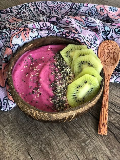 Grape Smoothie Bowl, Basic Smoothie, Fruit Smoothie Bowl, Dragon Fruit Smoothie Bowl, Grape Smoothie, Yoghurt Bowl, Cup Plant, Dragon Fruit Smoothie, Plant Milk