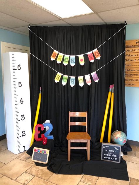 Back to School Photo Backdrop School Photo Booth Ideas, Back To School Photo Backdrop, School Photo Backdrop, Kindergarten Graduation Pictures, Photo Booth Backdrop Graduation, Preschool Photography, Kindergarten Photos, Transportation Birthday Party, Diy Preschool