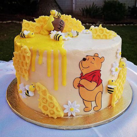 🐝✨ Winnie Pooh Cake, Birthday Cake For Son, 1st Birthday Decorations Boy, Nice Cake, Winnie The Pooh Cake, Bee Cakes, Bear Png, Baby Birthday Themes, Bear Watercolor