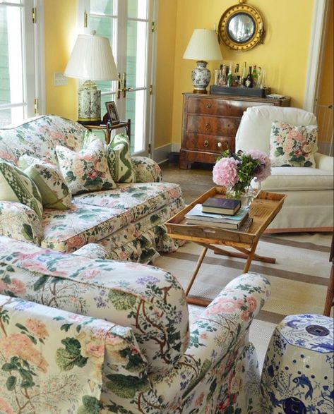 At Home With: Julia Amory in the Hamptons, New York Chintz Decor, Julia Amory, English Cottage Interiors, Hamptons New York, Grandma Chic, Florida Decor, Colourful Living Room Decor, English Decor, Hamptons House