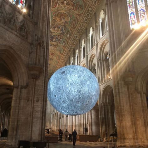 Luke Jerram’s installation, Museum of the Moon, is now in Milan - Feel Desain | your daily dose of creativity Moon Installation, Moon Museum, Idea Box, Lighting Installation, Creative Interior Design, Installation Design, Light Installation, Milan Italy, It Takes