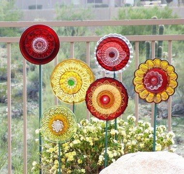 DIY Glass Plate Flowers for Your Garden Plate Flowers Garden, Glassware Garden Art, Small Flower Gardens, Plate Flowers, Glass Garden Flowers, Glass Plate Flowers, Dish Garden, Glass Garden Art, Garden Art Projects